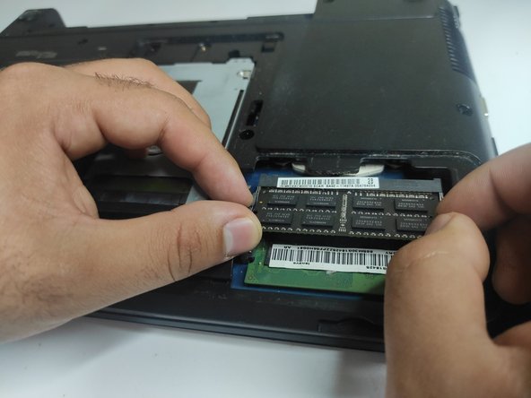 How to Install Extra RAM in a Samsung 14'' Essential Notebook: 步骤 4 中的图像 1，3