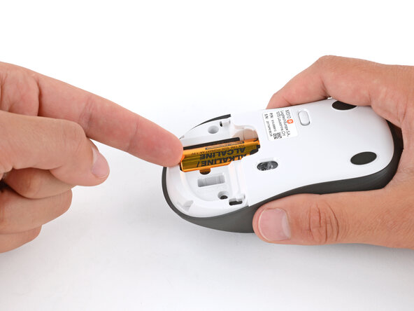 Logitech M310 Battery Replacement, Remove the battery: crwdns2935265:03crwdnd2935265:01crwdnd2935265:03crwdne2935265:0
