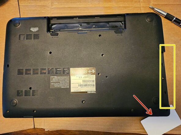 Toshiba Satellite L75-B7270 Drive or RAM Replacement, Pry off bottom cover: crwdns2935265:00crwdnd2935265:01crwdnd2935265:03crwdne2935265:0
