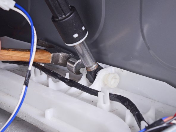 LG Front Load Washing Machine Dampers Replacement, Disconnect the plastic pins: crwdns2935265:030crwdnd2935265:03crwdnd2935265:03crwdne2935265:0