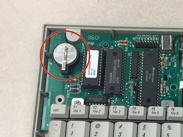 AlphaSmart Pro Lithium Coin Battery Replacement, Locate Lithium Coin Battery: crwdns2935265:03crwdnd2935265:02crwdnd2935265:02crwdne2935265:0