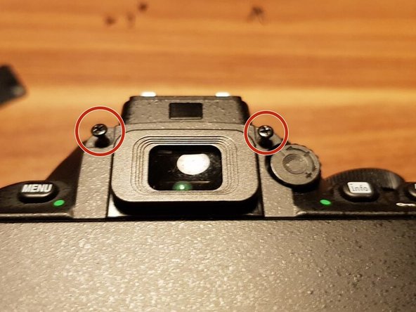 Nikon D5500 Rückabdeckung austauschen, Seitliche Schrauben entfernen: Schritt 2, Bild 1 von 2