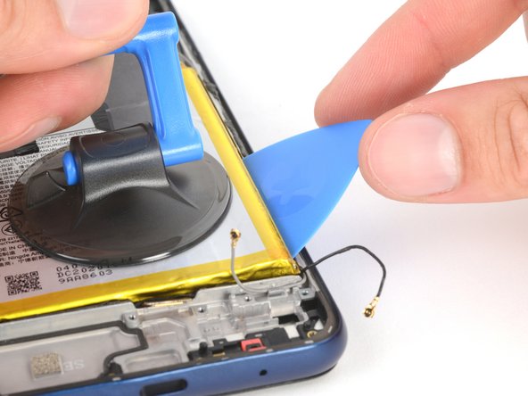 Motorola Moto G Play (2021) Screen Replacement, Pry the battery: crwdns2935265:040crwdnd2935265:03crwdnd2935265:03crwdne2935265:0