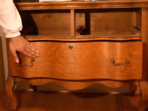 How to Fix a Broken Wood Dresser Track: crwdns2935265:06crwdnd2935265:02crwdnd2935265:03crwdne2935265:0