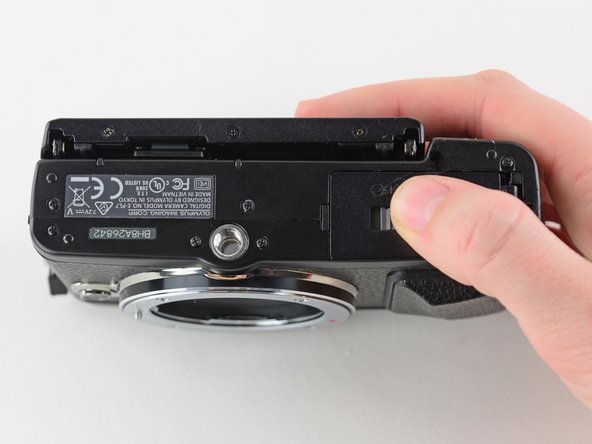 Olympus Pen E-PL7 LCD Screen Replacement, Battery: paso 1, imagen 1 de 2