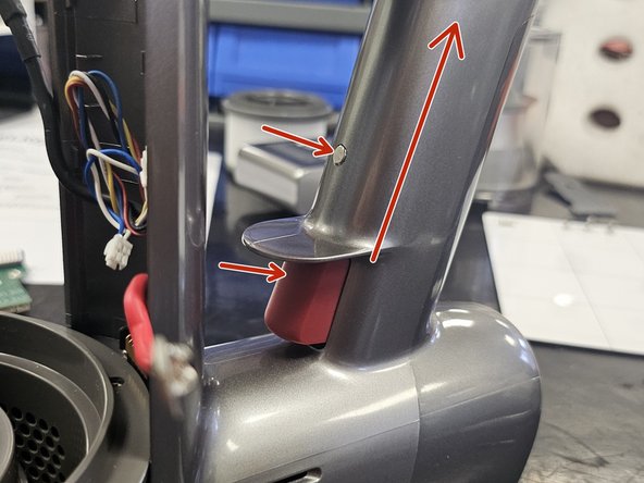 Dreame T30: Teardown, Removing the handle: crwdns2935265:07crwdnd2935265:02crwdnd2935265:03crwdne2935265:0