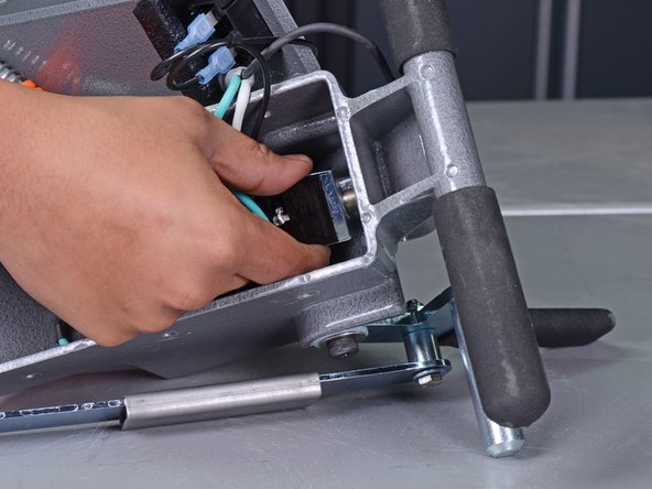 Clarke Floor Sander 07012A 2012 Control Switch Replacement, Remove the control switch: crwdns2935265:011crwdnd2935265:02crwdnd2935265:03crwdne2935265:0