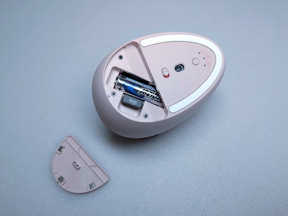 Logitech Lift Teardown, Taking Out Battery and Receiver: crwdns2935265:02crwdnd2935265:02crwdnd2935265:03crwdne2935265:0