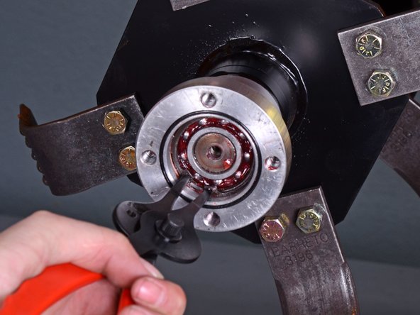 Barreto Tillers E1320HTRLR 2016 Outboard Internal Bearings Replacement, Remove the snap ring: crwdns2935265:015crwdnd2935265:02crwdnd2935265:03crwdne2935265:0