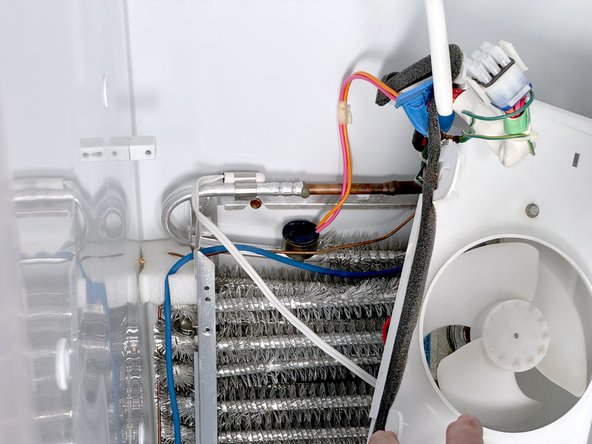 GE Side-By-Side Refrigerator Evaporator Fan Replacement, Reposition the evaporator fan housing: 步骤 23 中的图像 3，3