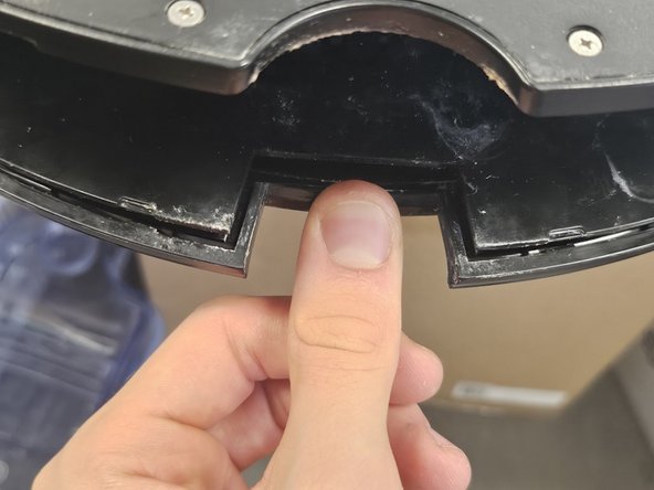 Roborock S7: Cliff sensor replacement, Latches on the back: crwdns2935265:07crwdnd2935265:02crwdnd2935265:02crwdne2935265:0