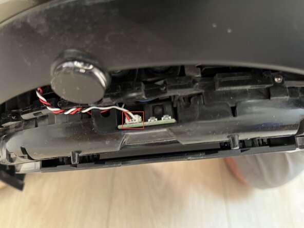Roomba i7 - Change base return sensor: step 3, image 1 of 2