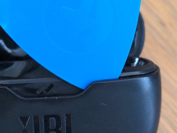JBL Wave Beam Case Disassembly, Insert a plastic pick: crwdns2935265:02crwdnd2935265:01crwdnd2935265:02crwdne2935265:0