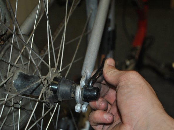 Comment remplacer une chambre à air de vélo crevée sur un Trek 800: étape 10, image 3 de 3