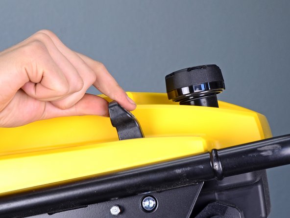 Wacker 4-Stroke Rammer BS504AS REV 101 (2019) Petcock Replacement, Move the throttle lever: crwdns2935265:06crwdnd2935265:02crwdnd2935265:02crwdne2935265:0