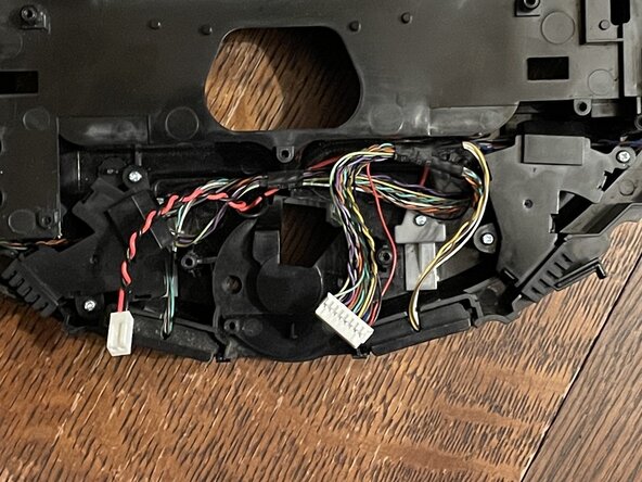 iRobot Roomba 581 Teardown, Cliff Sensors and Bump Switches: crwdns2935265:017crwdnd2935265:02crwdnd2935265:02crwdne2935265:0