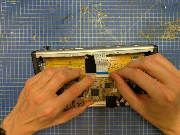 Behringer Powerplay P16-M IO/Processing circuit board removal, Disconnect the ribbon: passo 3, immagine 2 di 3