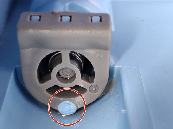 Haier HW100-BD14756 Reparatur Waschmittelfach austauschen, Deckel bei Seite legen und das beschädigte Ventil ausbauen: Schritt 4, Bild 2 von 3