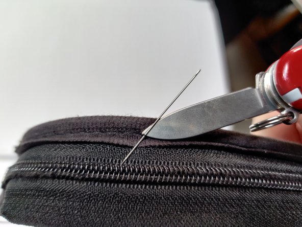 Bose QuietComfort 35 Case Zipper Replacement, Repeat other half: crwdns2935265:014crwdnd2935265:02crwdnd2935265:02crwdne2935265:0