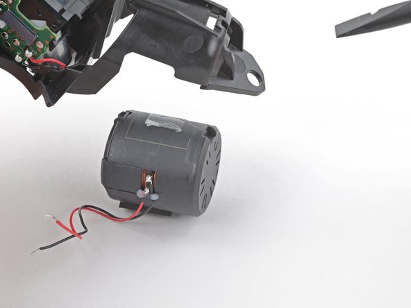 DualSense Controller v2 Vibration Motor Replacement, Remove the left-hand vibration motor: crwdns2935265:029crwdnd2935265:03crwdnd2935265:03crwdne2935265:0