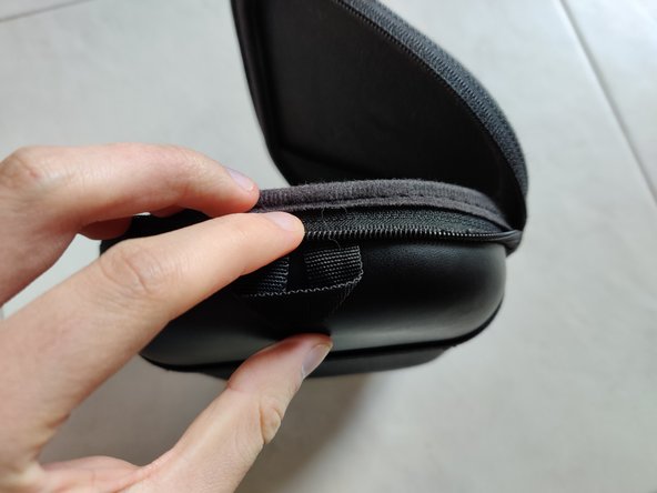 Bose QuietComfort 35 Case Zipper Replacement, Exposing the seam: crwdns2935265:03crwdnd2935265:02crwdnd2935265:03crwdne2935265:0