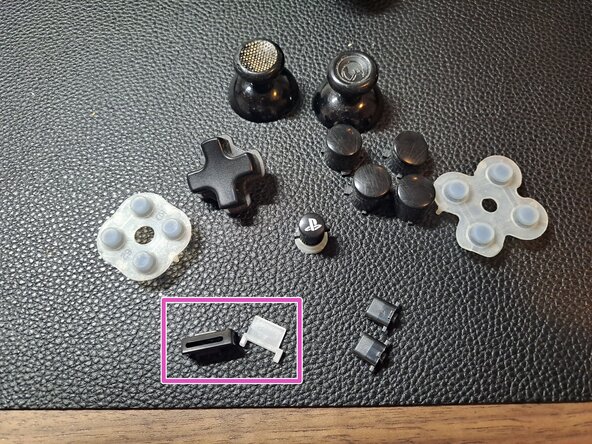 Nacon Asymmetric Wireless PS4 Controller Teardown, The screws and buttons: crwdns2935265:07crwdnd2935265:01crwdnd2935265:02crwdne2935265:0