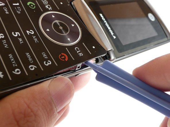 Motorola RAZR2 v9m Keypad Replacement: crwdns2935265:07crwdnd2935265:02crwdnd2935265:03crwdne2935265:0