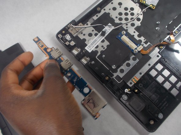 Samsung ATIV Book 7 NP740U3E-K01UB Speaker Replacement: crwdns2935265:06crwdnd2935265:03crwdnd2935265:03crwdne2935265:0