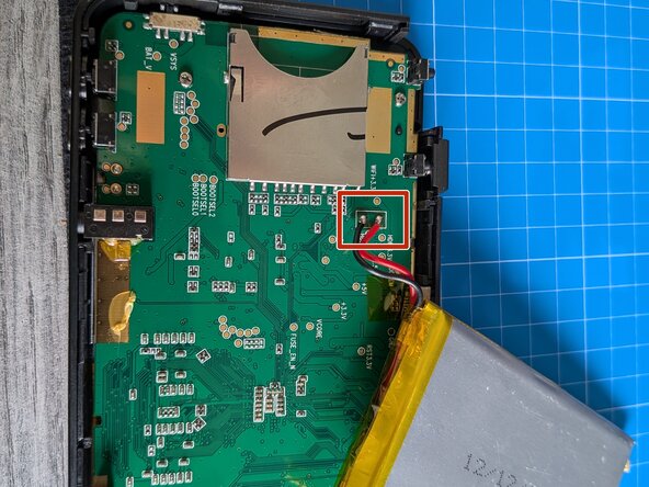 Changement batterie SNK Neo-Geo X, Dessouder les fils rouge et noir: étape 4, image 2 de 3