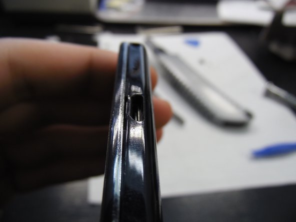 LG Optimus G Charging Port and Microphone Flex Cable Replacement: 3 단계, 이미지 3개 중 3개