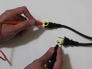 Probando la continuidad de un cable de corriente - Guía de reparación iFixit