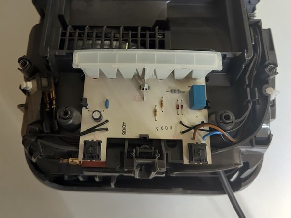 Miele S5311 Vacuum Cleaner Disassembly Guide: step 3, image 1 of 2