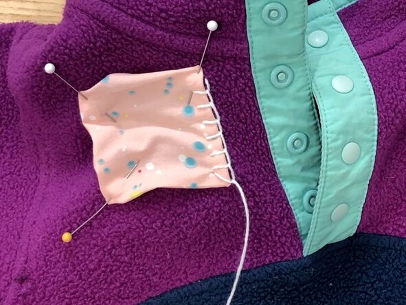 Blanket Stitch on a Patch, Stitch around the patch corner: crwdns2935265:09crwdnd2935265:03crwdnd2935265:03crwdne2935265:0