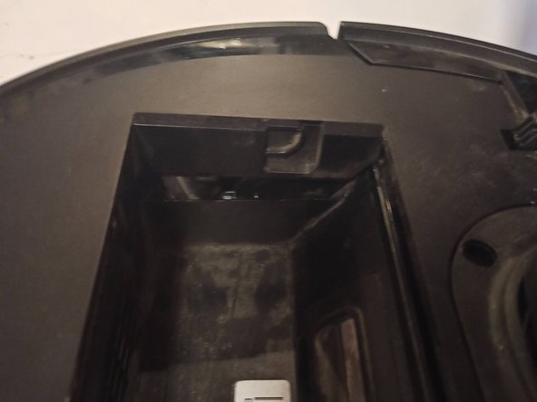 Ecovacs Deebot 920 Reassembly, Attach The Top: crwdns2935265:014crwdnd2935265:02crwdnd2935265:02crwdne2935265:0