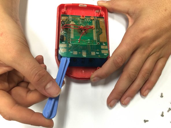 Connect Four Electronic Handheld Screen Replacement, Detaching the circuit board.: crwdns2935265:04crwdnd2935265:02crwdnd2935265:03crwdne2935265:0