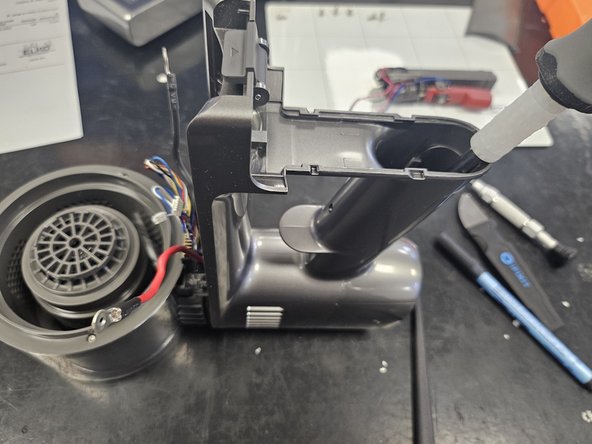 Dreame T30: Teardown, Removing the handle chassis: crwdns2935265:010crwdnd2935265:03crwdnd2935265:03crwdne2935265:0