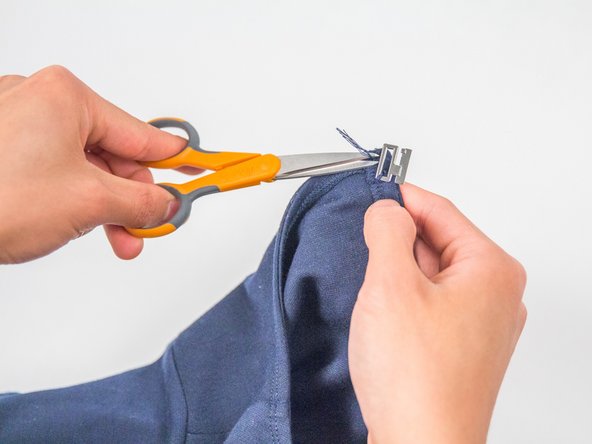 How to Repair a Rectangle Closure Hook Clasp on Clothing: crwdns2935265:06crwdnd2935265:02crwdnd2935265:03crwdne2935265:0