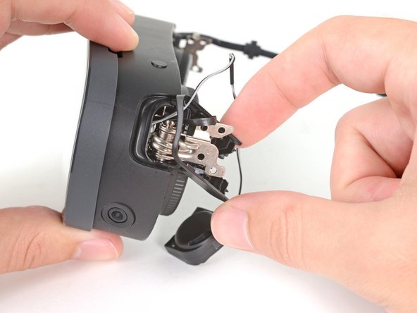 HTC Vive XR Elite Motion Sensor Replacement, Reposition the inner hinge cover: crwdns2935265:027crwdnd2935265:02crwdnd2935265:03crwdne2935265:0