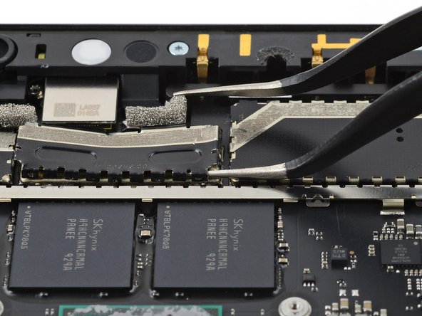 Microsoft Surface Pro X Volume Button Cable Replacement: passo 76, immagine 2 di 2