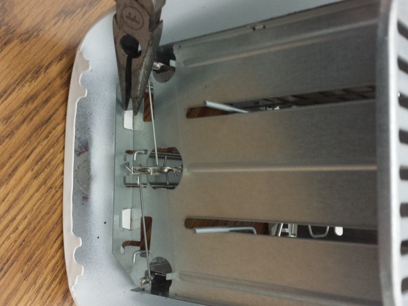 Proctor Silex® 2-Slice Extra Wide Slot Toaster Teardown, Open flanges for housing removal: crwdns2935265:06crwdnd2935265:02crwdnd2935265:03crwdne2935265:0