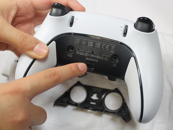 PS5 DualSense Edge Controller Stick Module Replacement: 步骤 2 中的图像 2，2