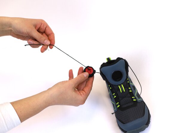 How to Replace a Dial-Lace System in a Hiking Boot, Adjust the lace: crwdns2935265:014crwdnd2935265:02crwdnd2935265:03crwdne2935265:0