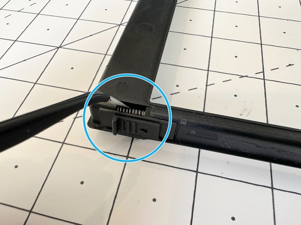 IBM ThinkPad 701C/CS Disassembly, Remove display housing Contd.: 11 단계, 이미지 3개 중 3개