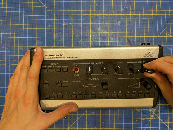 Behringer Powerplay P16-M button and controls board removal, Remove the knobs: passo 4, immagine 1 di 2