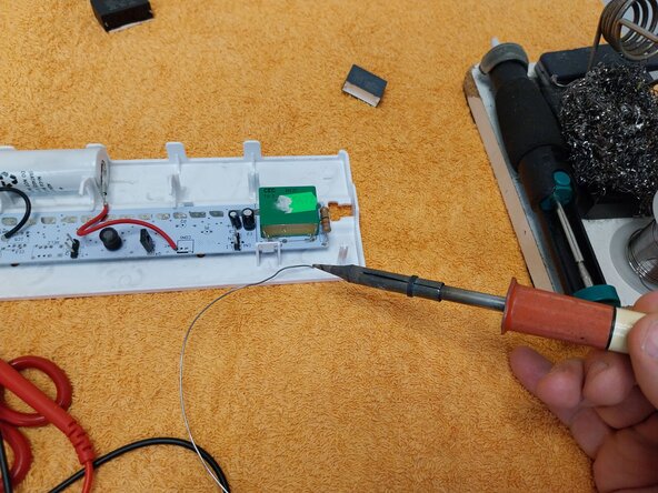 Reparación luminaria de emergencia AERLUX cambio condensador 1,2 uF: paso 8, imagen 3 de 3