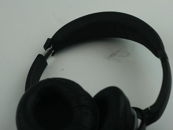 Bose QuietComfort 15 Headband Padding Replacement: step 3, image 2 of 3