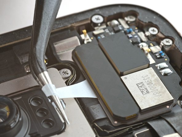 iPhone 16 Plus Ohrhörer-Lautsprecher tauschen, Elastische Klebestreifen ablösen: Schritt 6, Bild 3 von 3