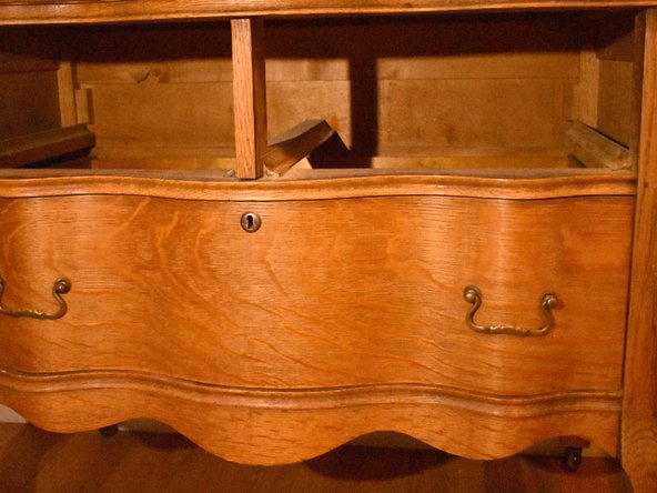 How to Fix a Broken Wood Dresser Track: crwdns2935265:06crwdnd2935265:03crwdnd2935265:03crwdne2935265:0