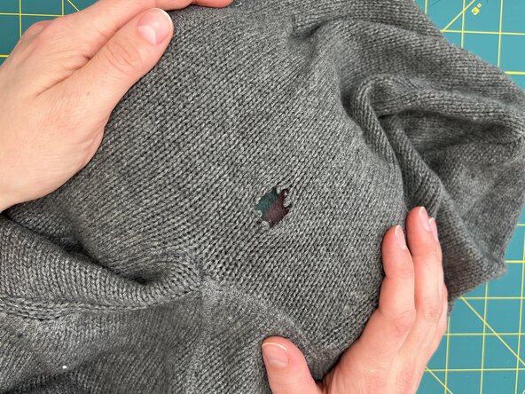 Woven Darn a Hole in a Knit, Assess the damage: crwdns2935265:02crwdnd2935265:03crwdnd2935265:03crwdne2935265:0