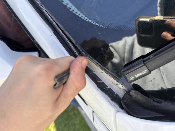 2010 BMW 335i Coupe Windshield Seal Replacement: crwdns2935265:03crwdnd2935265:02crwdnd2935265:03crwdne2935265:0